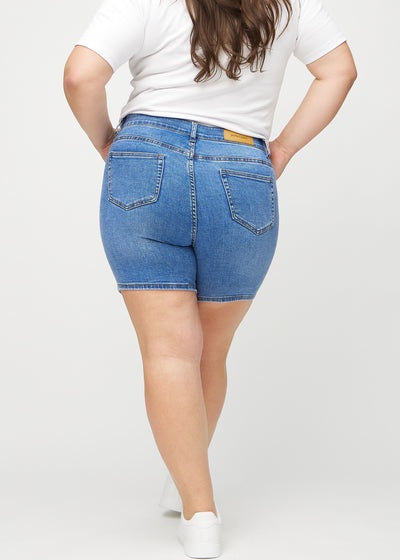 Denim skinny short shorts set bagfra på en plus-size model, så man kan se hele produktet.