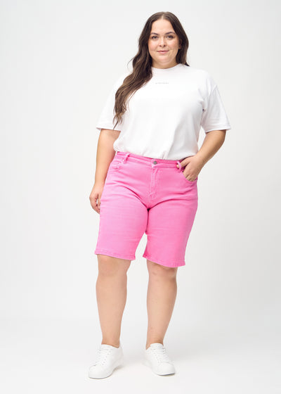 Fuldt billede af en plus-size model i lyserøde regular middle shorts.