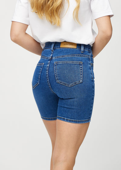 Mørk denim skinny short shorts set bagfra tæt på for at vise detaljer.