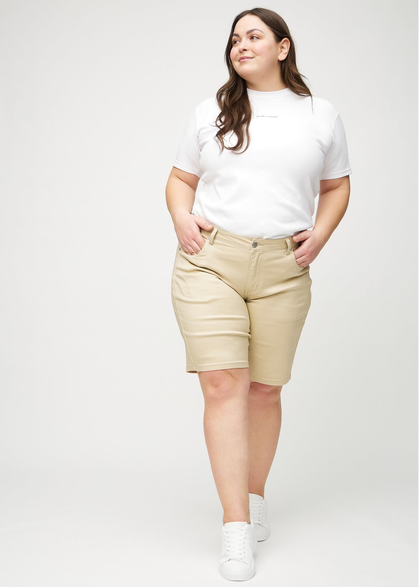 Fuldt billede af en plus-size model i beige regular middle shorts.