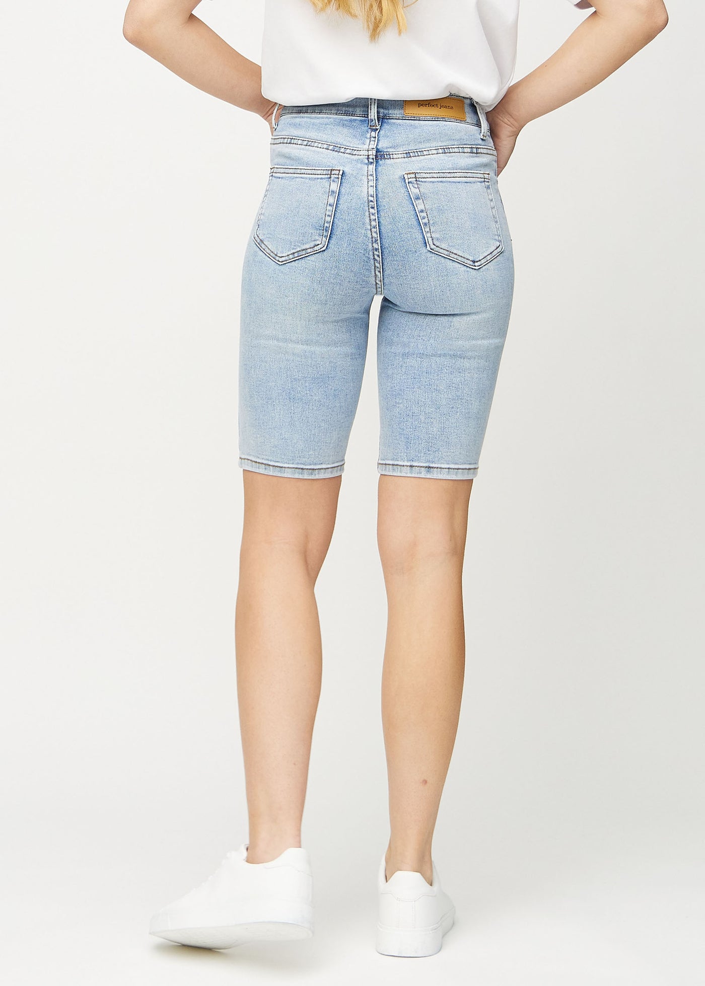 Lys denim skinny middle shorts set bagfra, så man kan se hele produktet.