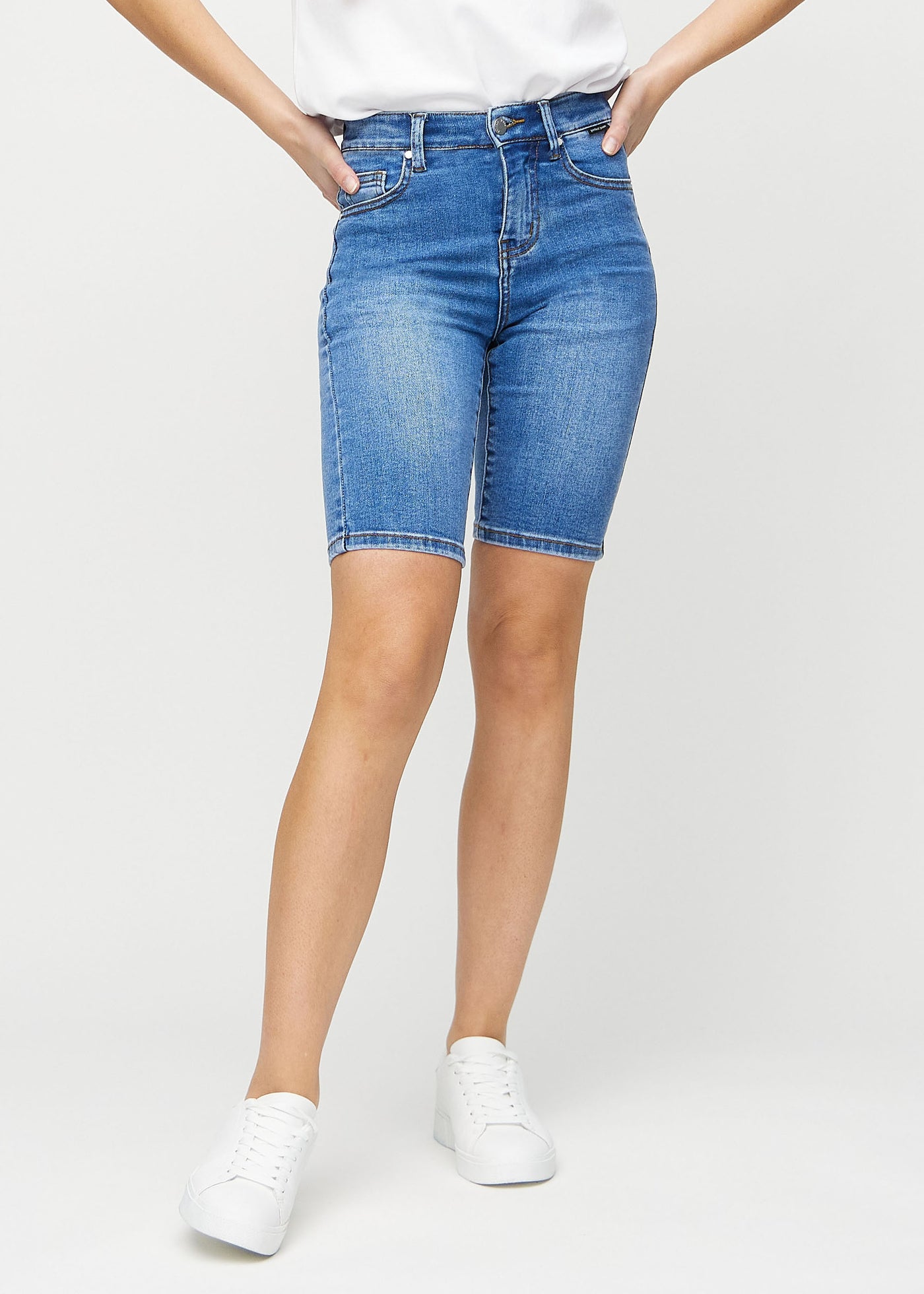 Denim skinny middle shorts, modelnavn Rivers, som sidder tæt til låret og slutter lige over knæet, set forfra.