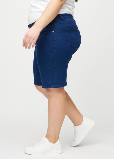 Mørkeblå regular middle shorts set fra siden på en plus-size model.