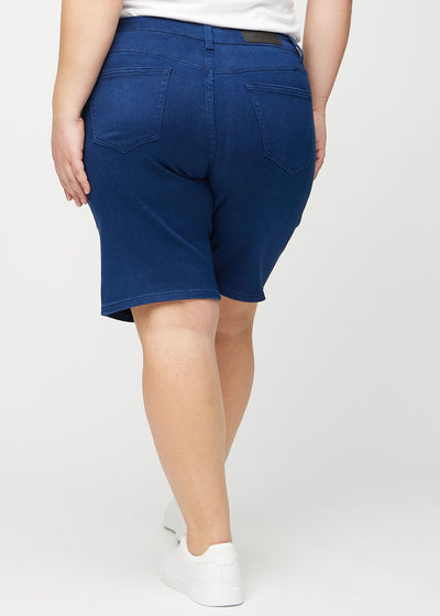 Mørkeblå regular middle shorts set bagfra på en plus-size model, så man kan se hele produktet.