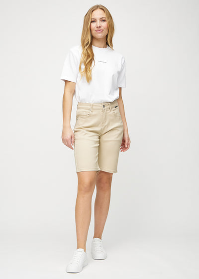 Fuldt billede af model i beige regular middle shorts.