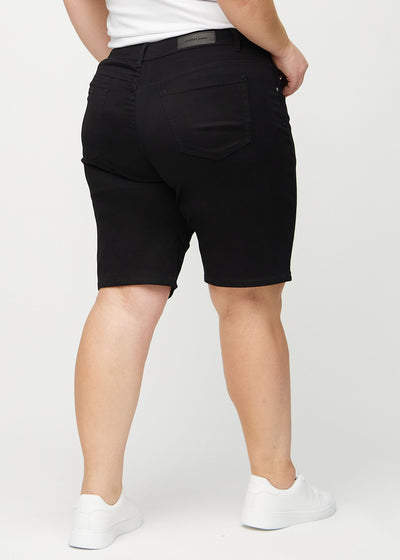 Sorte regular middle shorts set bagfra på en plus-size model, så man kan se hele produktet.