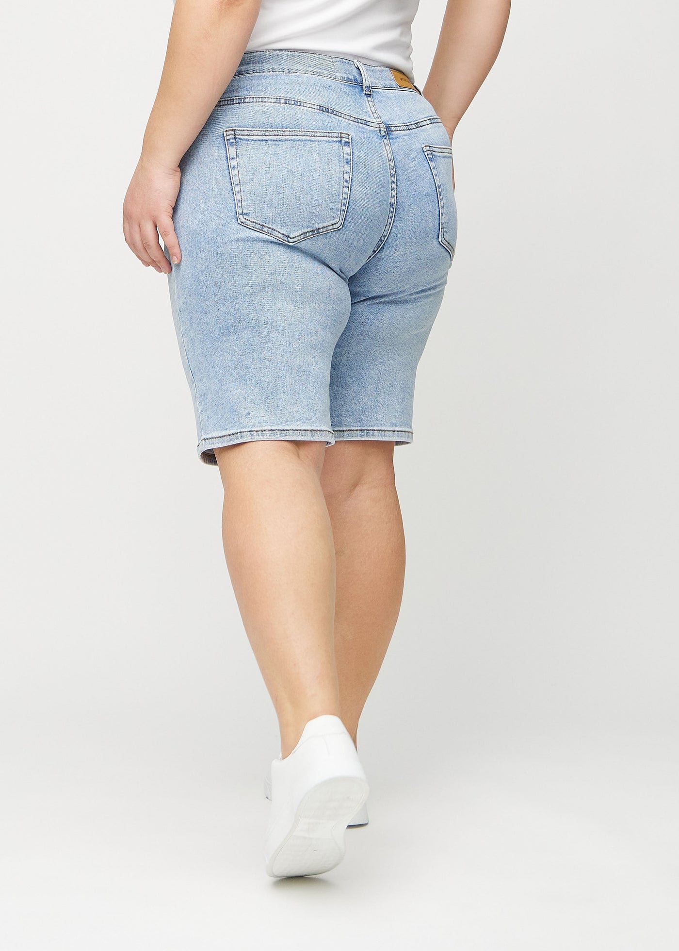 Lys denim regular middle shorts set bagfra på en plus-size model, så man kan se hele produktet.