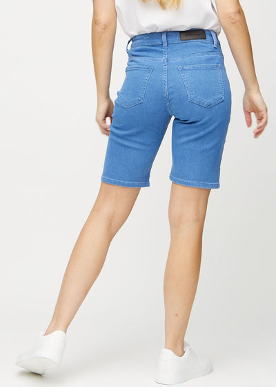 Blå regular middle shorts set bagfra, så man kan se hele produktet.