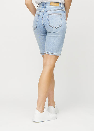 Lys denim regular middle shorts set bagfra, så man kan se hele produktet.