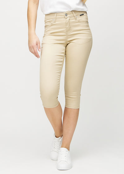 Beige skinny capris, modelnavn Gazelles, som sidder tæt til benet og slutter lige under knæet, set forfra.