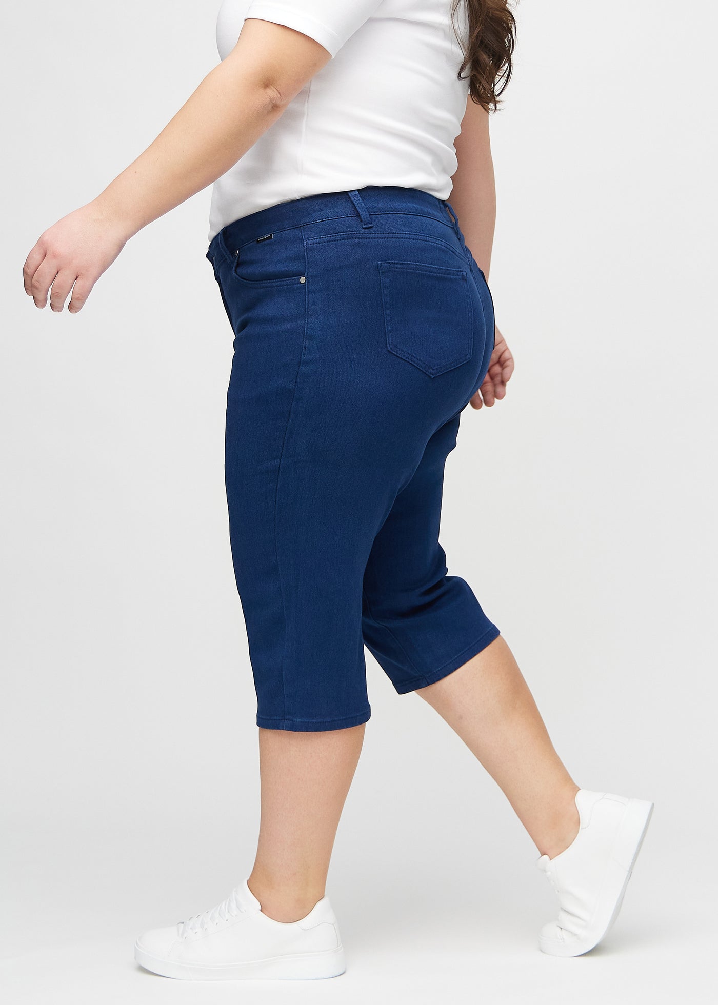 Mørkeblå regular capris set fra siden på en plus-size model.