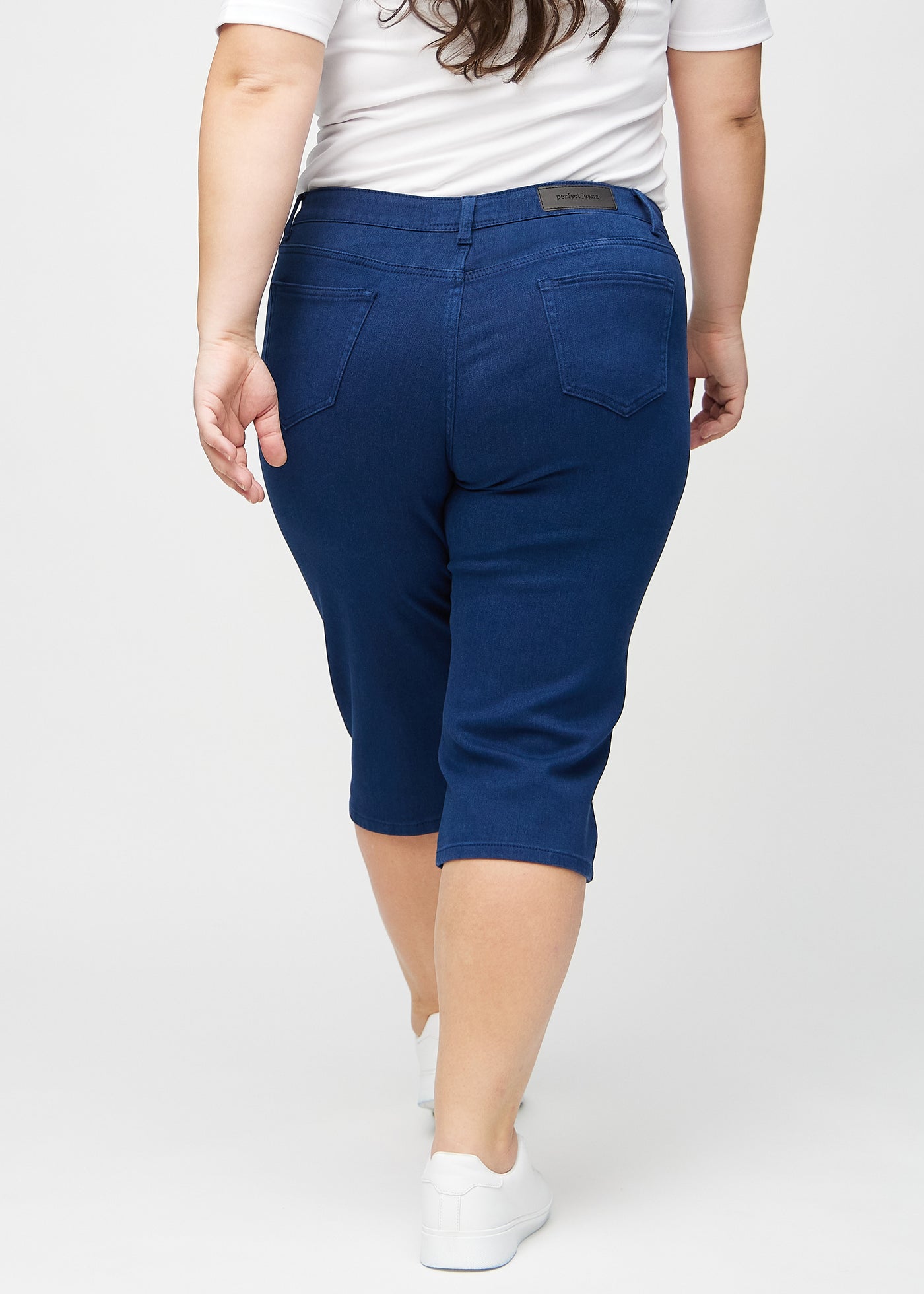 Mørkeblå regular capris set bagfra på en plus-size model, så man kan se hele produktet.