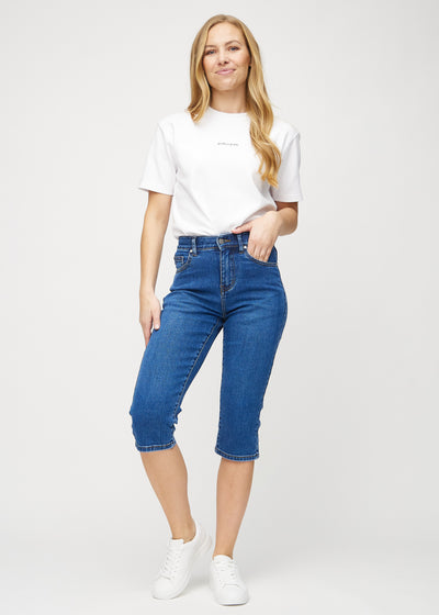 Fuldt billede af model i mørk denim regular capris.