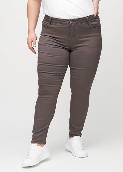 Gråbrune skinny jeans, modelnavn Thunders, som sidder tæt til benet på en plus-size model, set forfra.