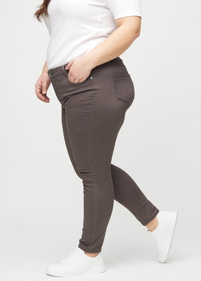 Gråbrune skinny jeans set fra siden på en plus-size model.