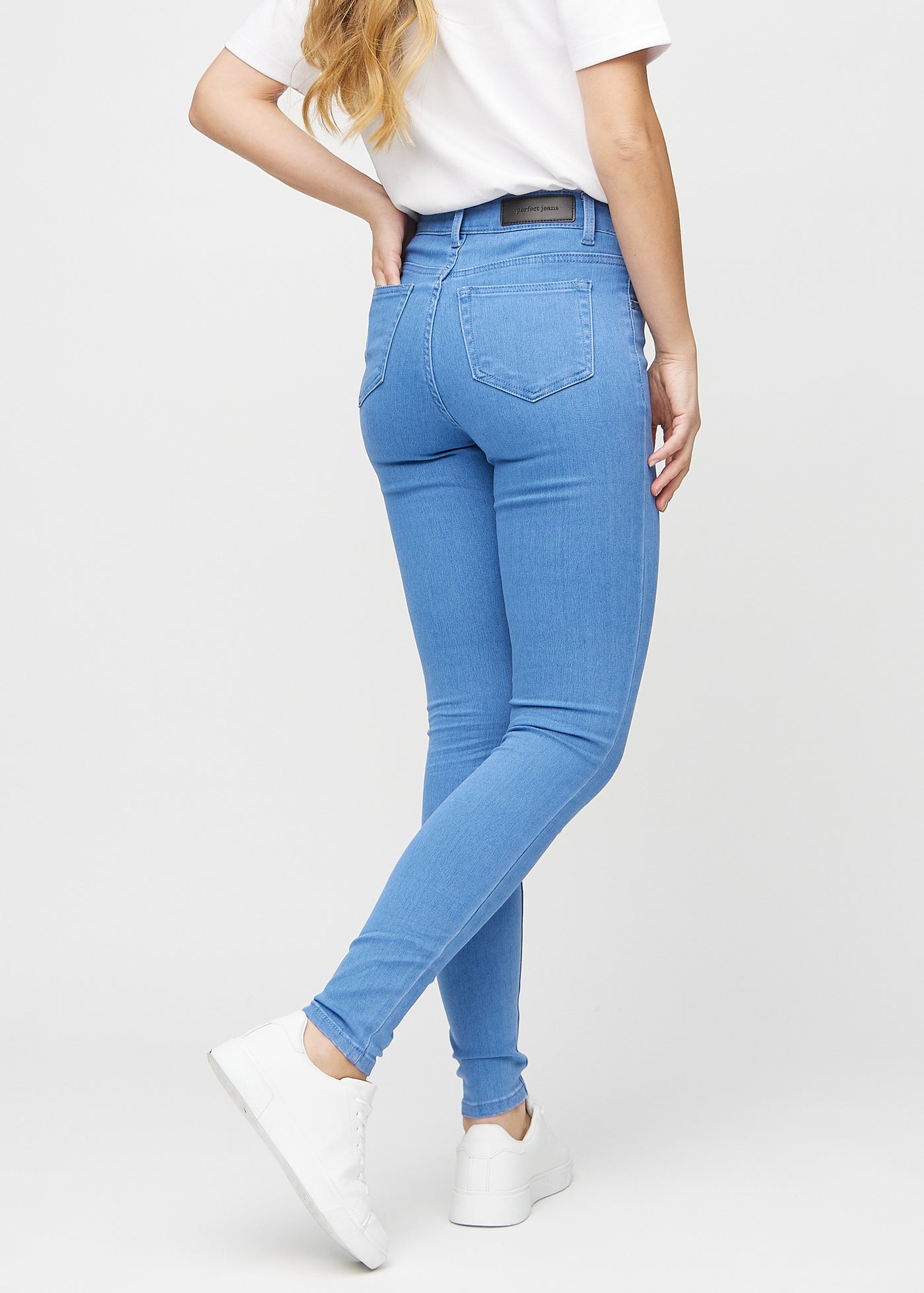 Blå skinny jeans set bagfra, så man kan se hele produktet.