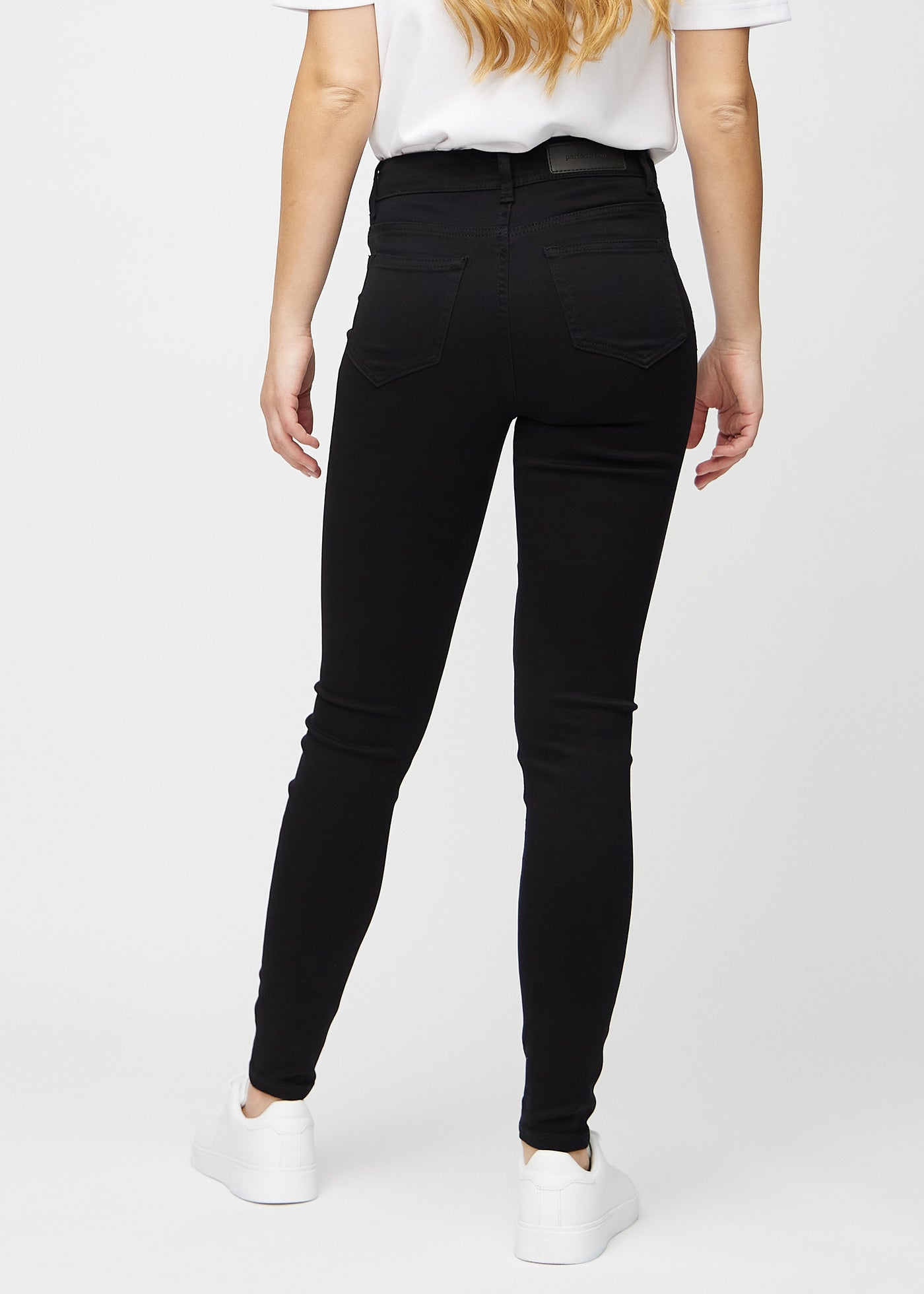 Sorte skinny jeans set bagfra, så man kan se hele produktet.