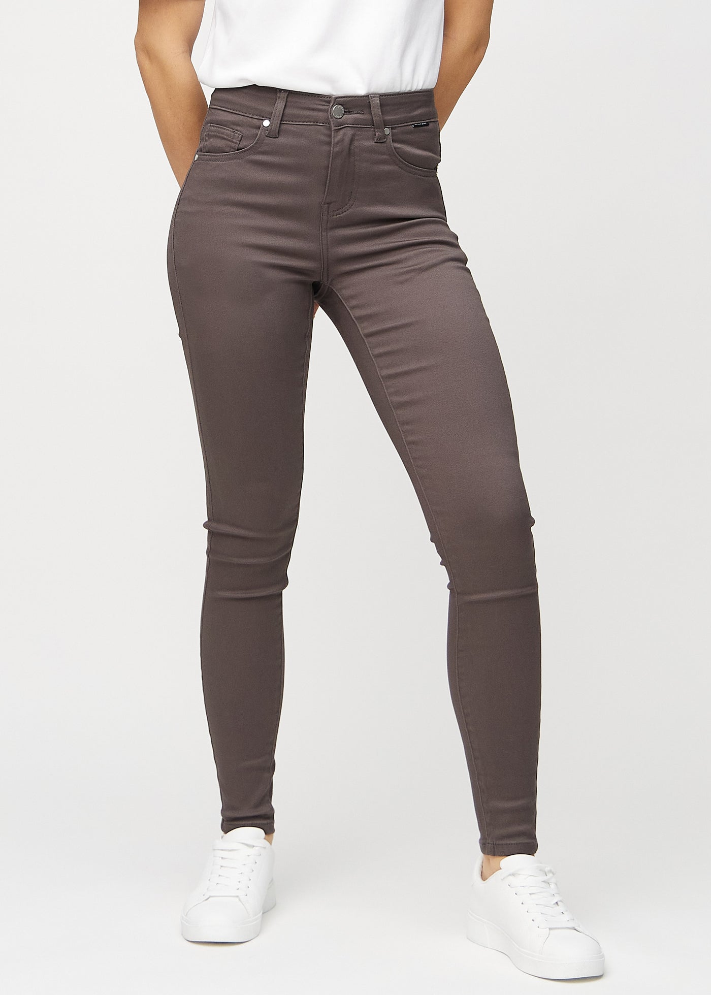 Gråbrune skinny jeans, modelnavn Thunders, som sidder tæt til benet, set forfra.