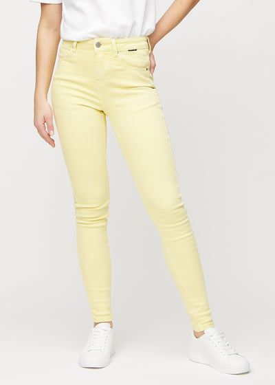 Lysegule skinny jeans, modelnavn Lemonades, som sidder tæt til benet, set forfra.