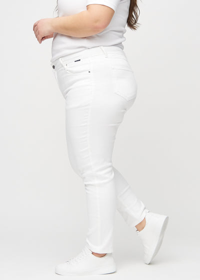 Hvide slim jeans set fra siden på en plus-size model.