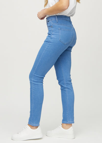 Blå slim jeans set fra siden på model.