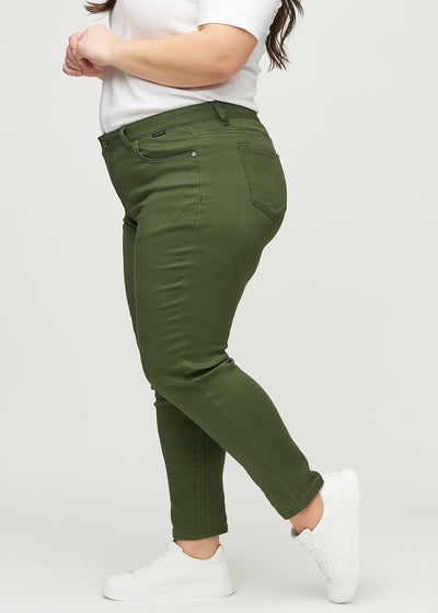 Mørkegrønne slim jeans set fra siden på en plus-size model.