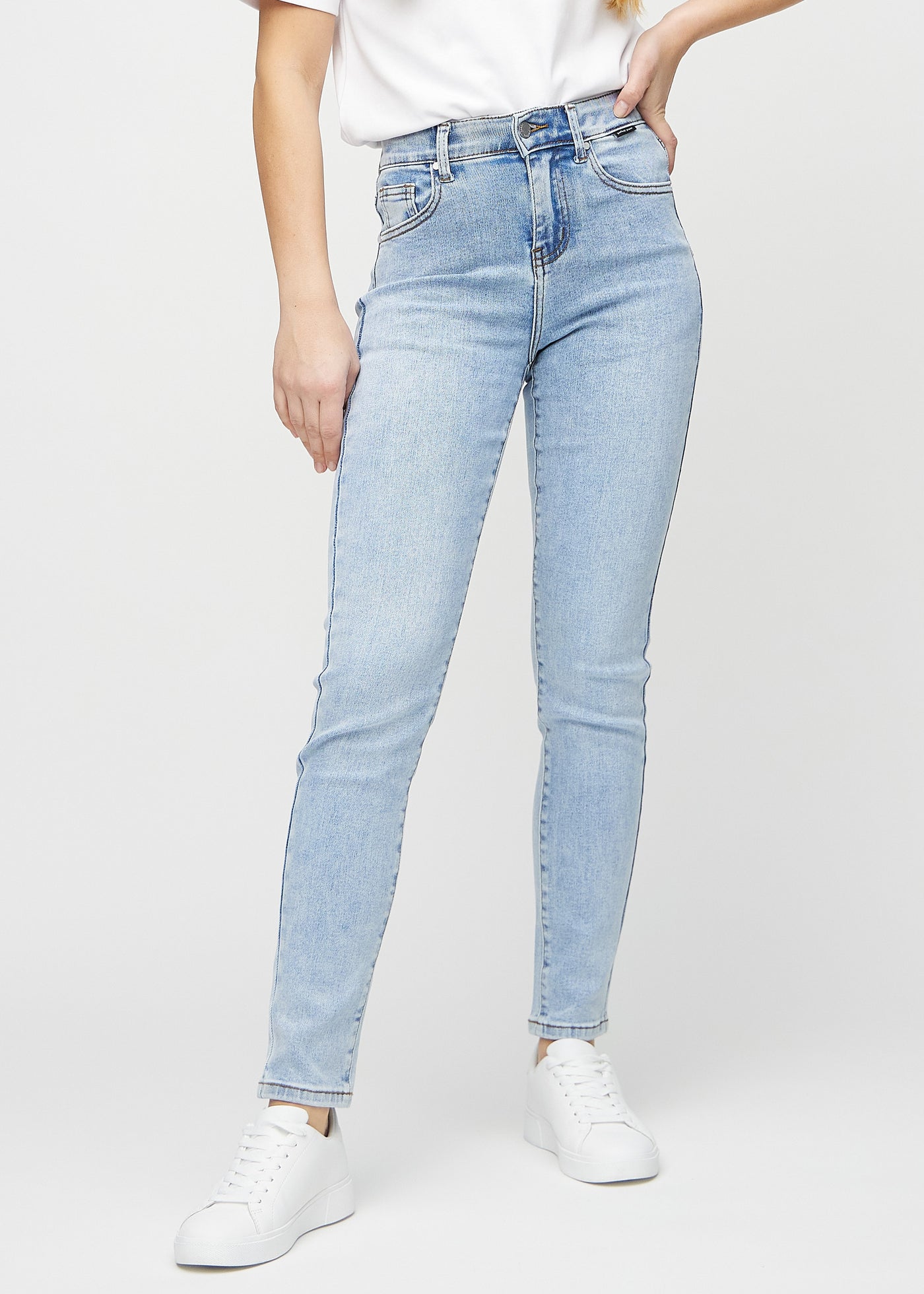 Lys denim slim ultra high rise jeans, modelnavn Waves, som sidder tæt til benet og højt i taljen, set forfra.