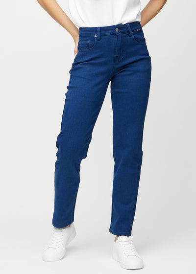 Mørkeblå regular jeans, modelnavn Royals, som går lige ned langs benet, set forfra.