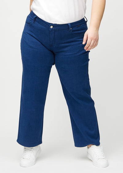 Mørkeblå loose jeans, modelnavn Royals, som er løstsiddende med masser af vidde i benene på en plus-size model, set forfra.