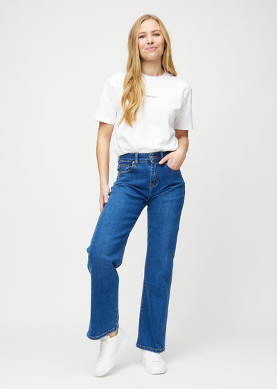 Fuldt billede af model i mørk denim loose jeans.