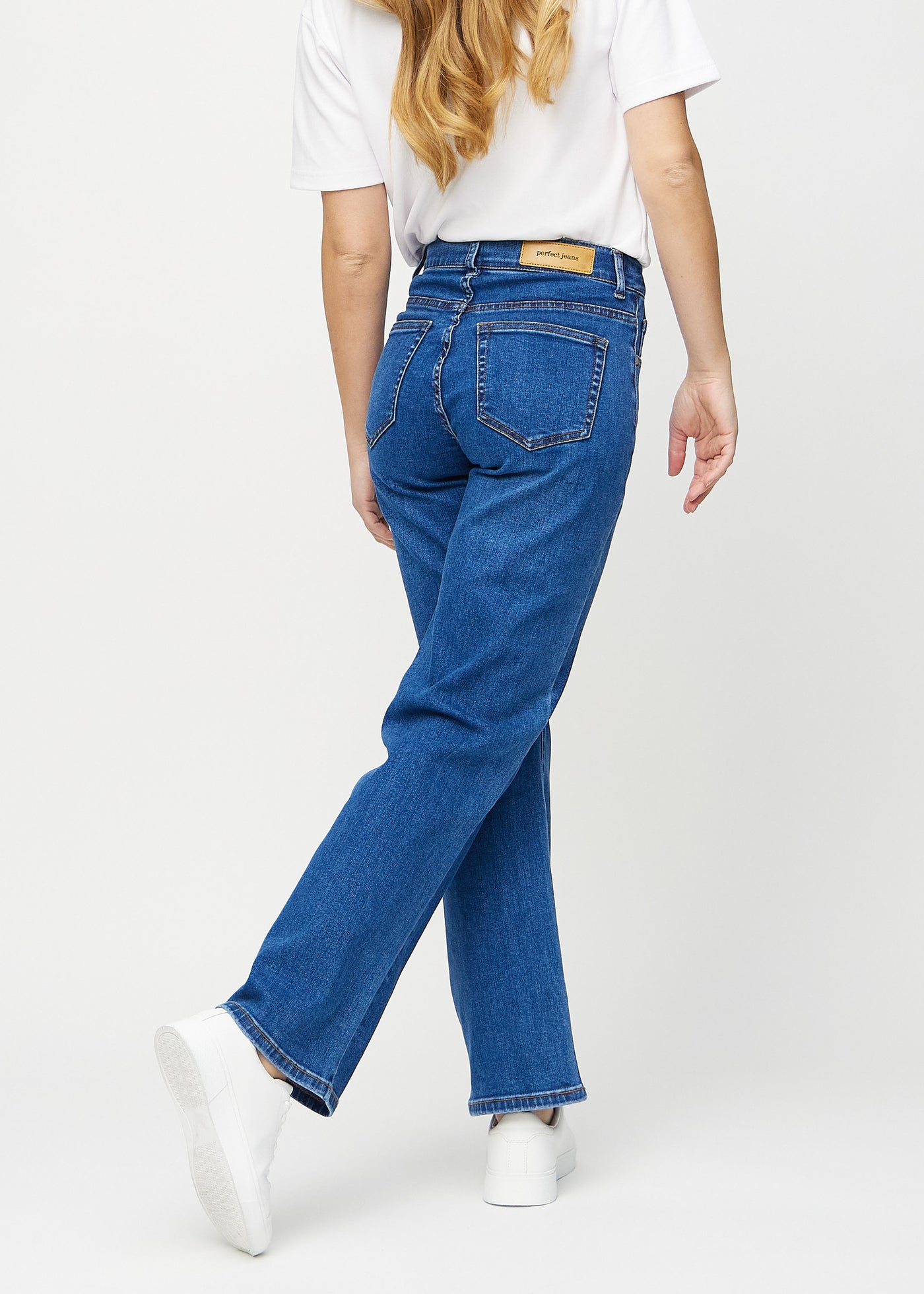 Mørk denim loose jeans set bagfra, så man kan se hele produktet.