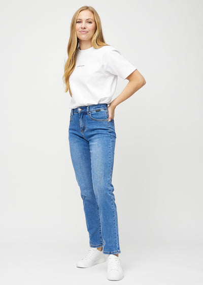 Fuldt billede af model i denim regular jeans.