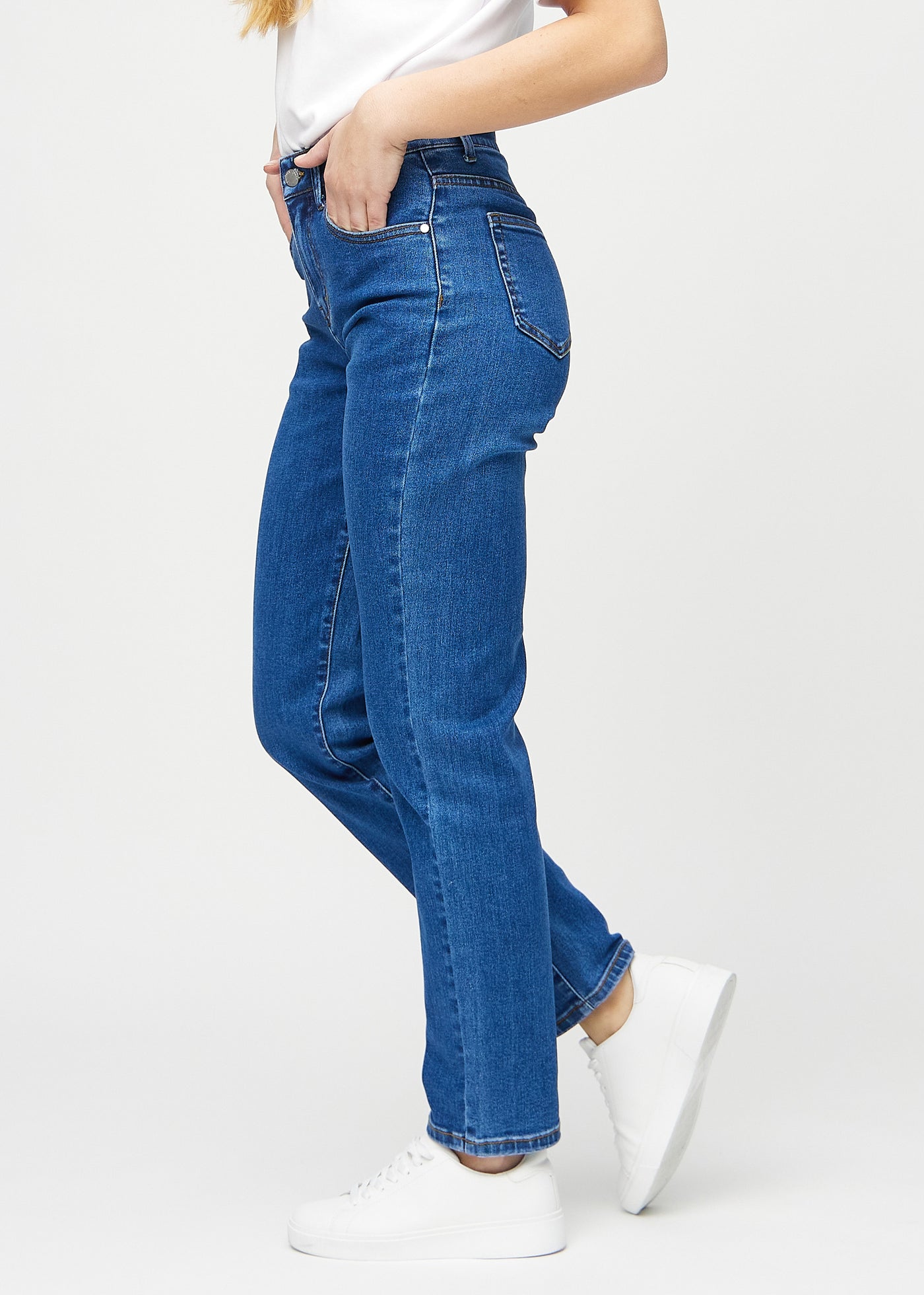 Mørk denim regular jeans set fra siden på model.