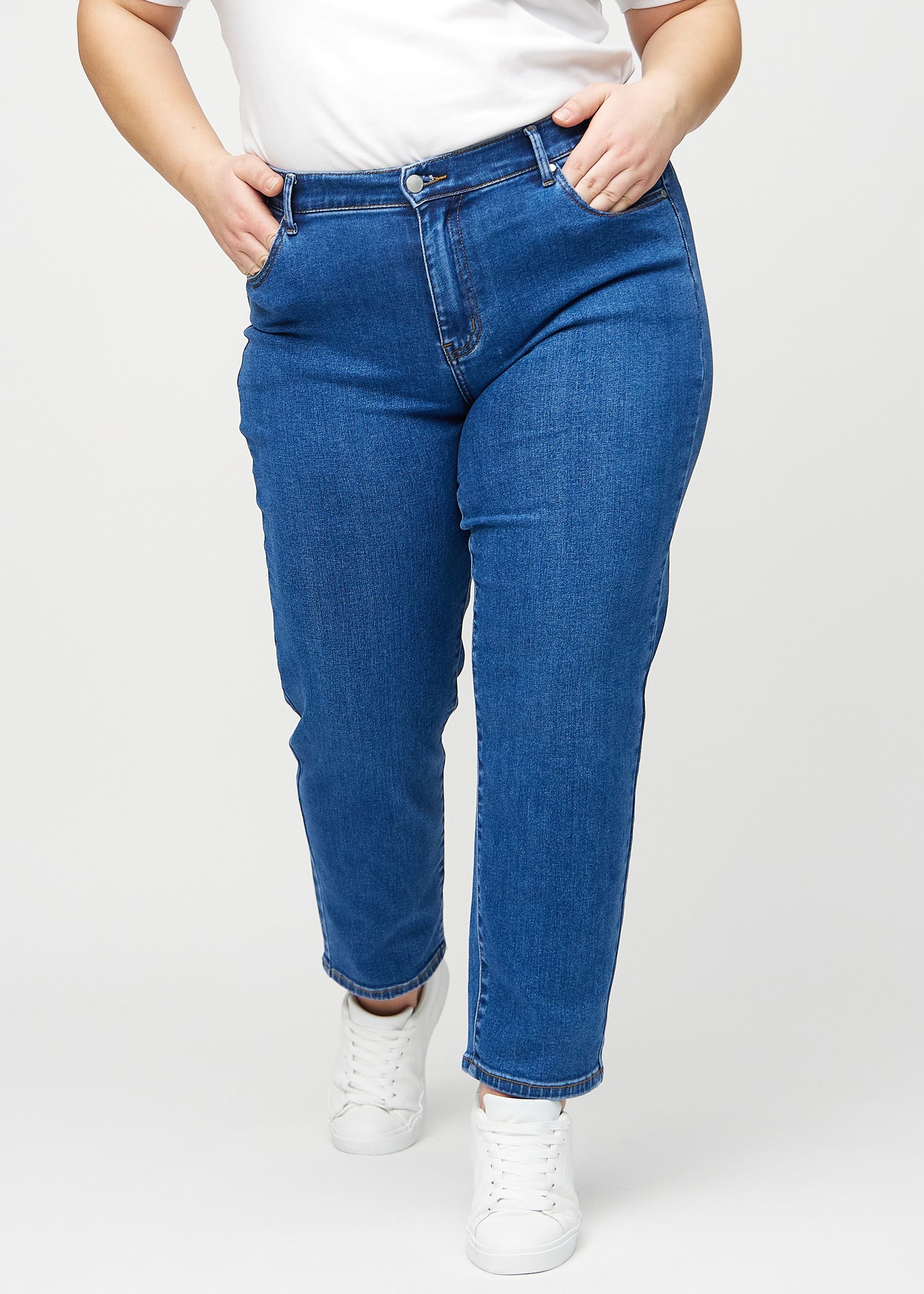 Mørk denim slim ultra high rise jeans, modelnavn Oceans, som sidder tæt til benet og højt i taljen på en plus-size model, set forfra.