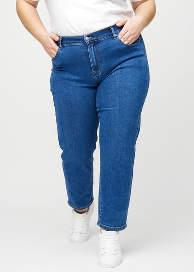 Mørk denim regular jeans, modelnavn Oceans, som går lige ned langs benet på en plus-size model, set forfra.