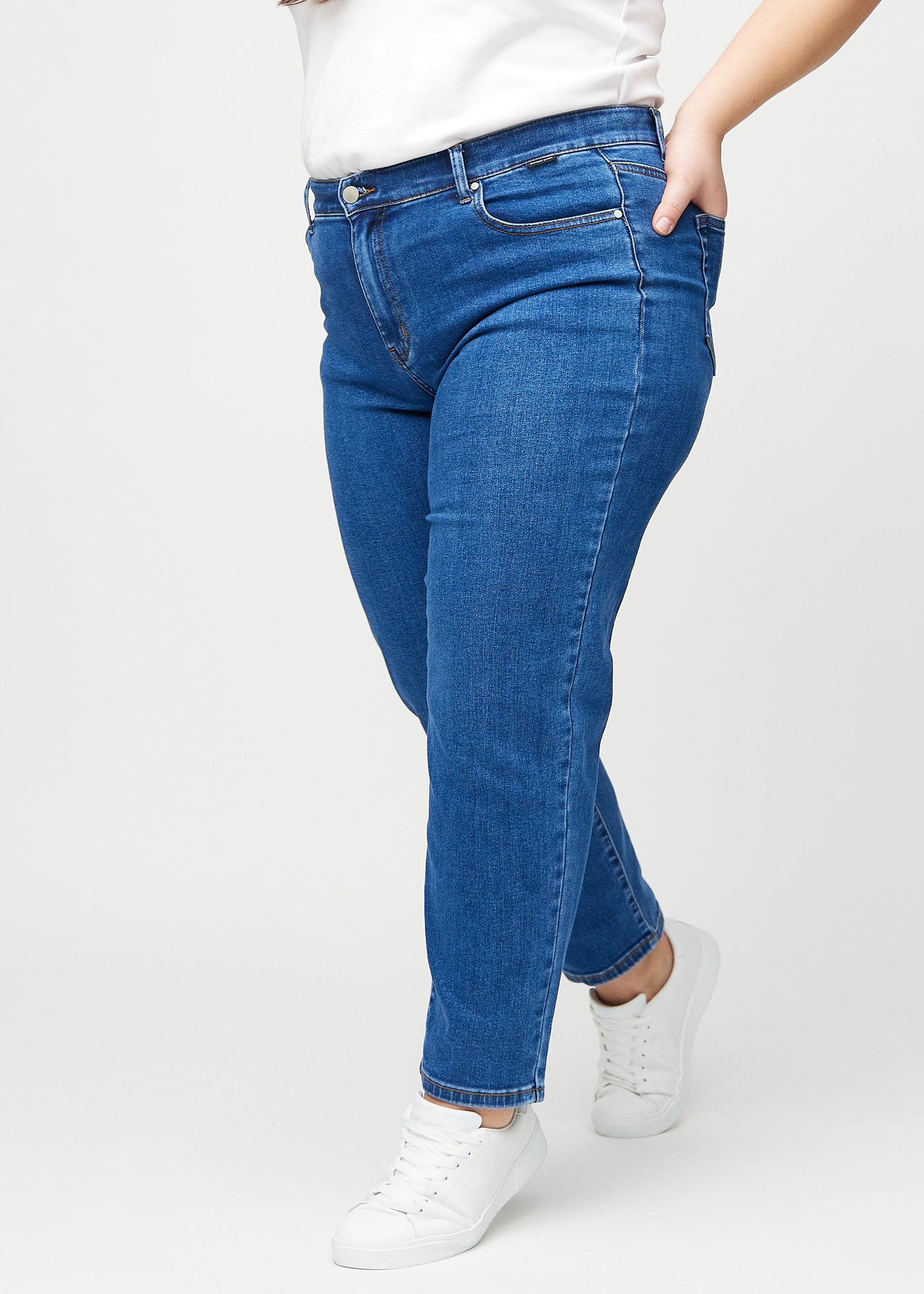 Mørk denim regular jeans set fra siden på en plus-size model.