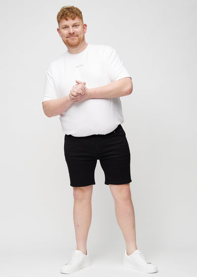 Fuldt billede af en plus-size model i sorte regular middle shorts.