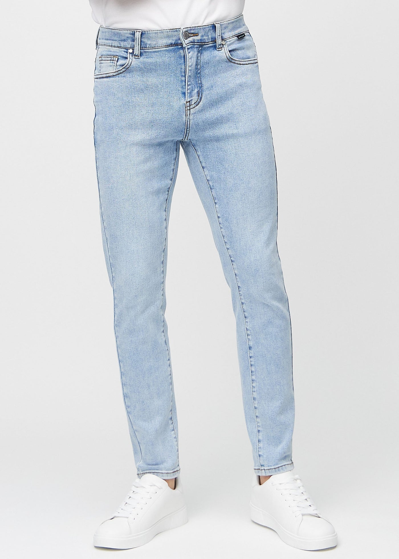 Lys denim slim jeans, modelnavn Waves, som sidder tæt til benet, set forfra.