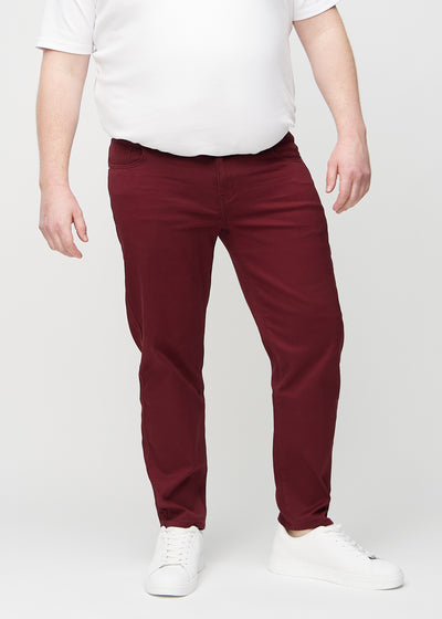 Mørkerøde regular jeans, modelnavn Santas, som går lige ned langs benet på en plus-size model, set forfra.