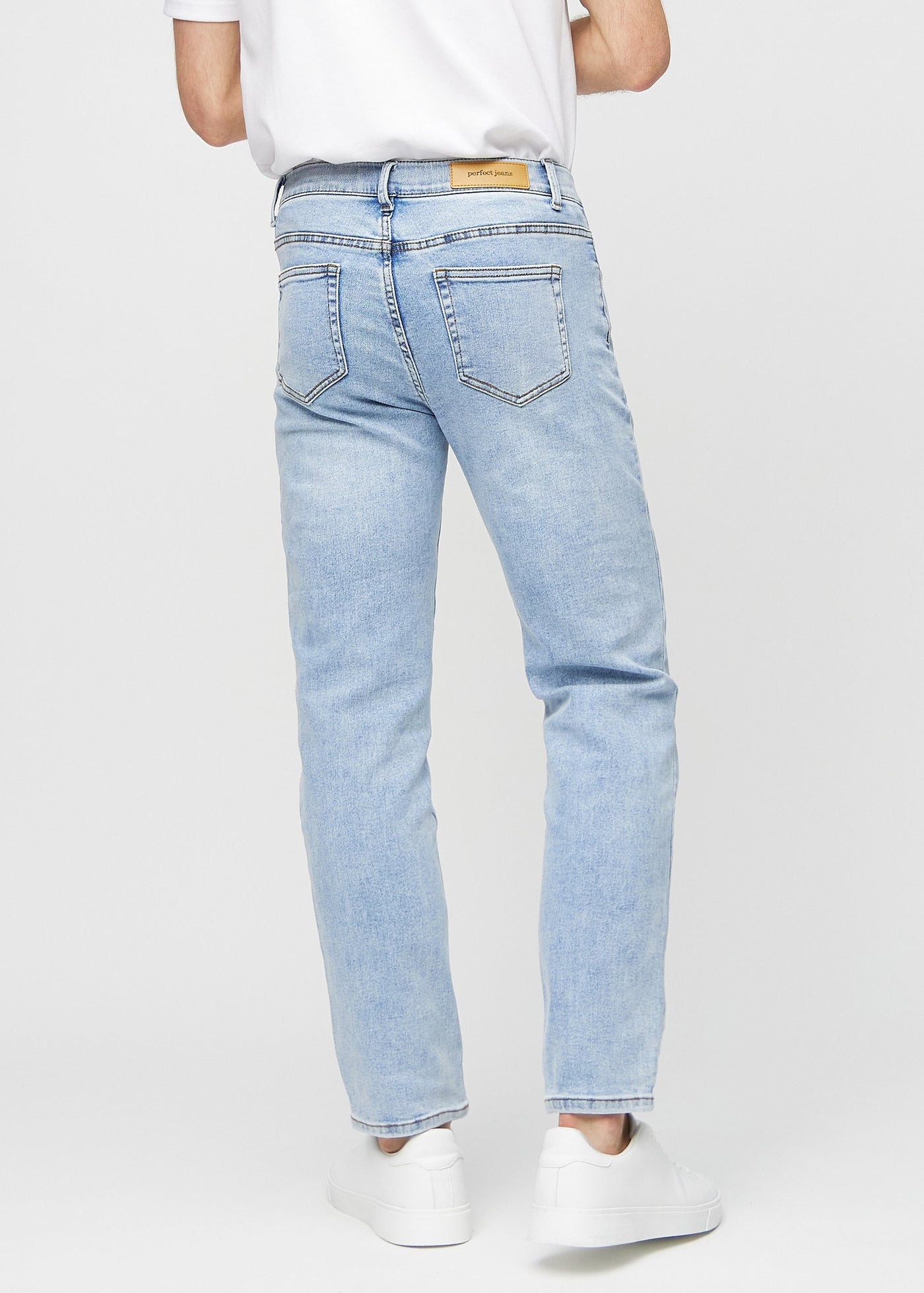 Lys denim regular jeans set bagfra, så man kan se hele produktet.