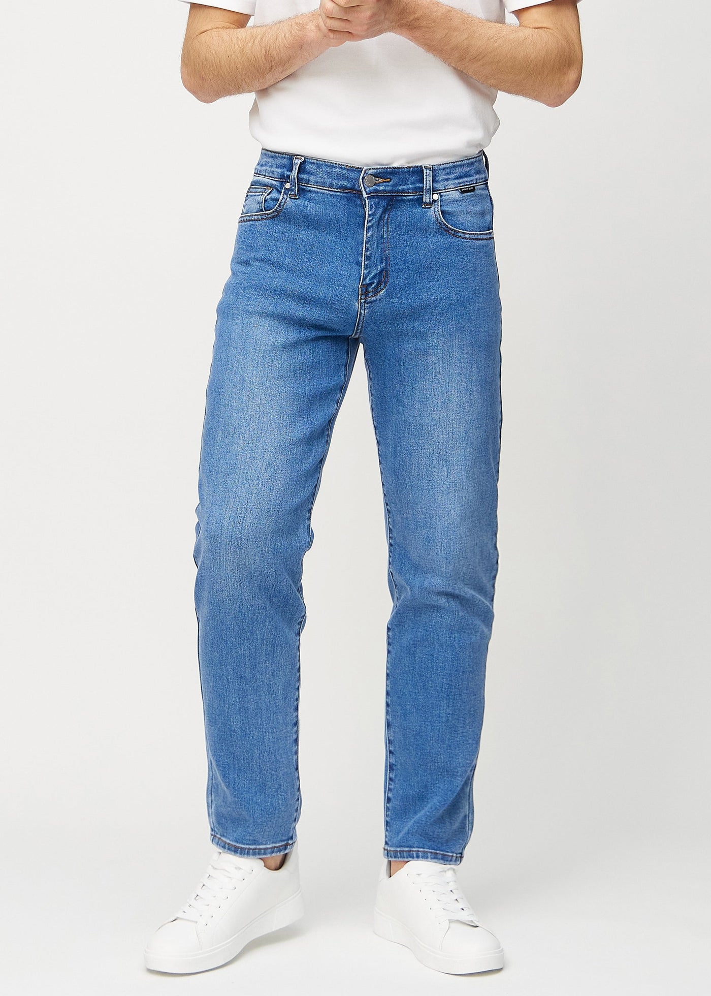 Denim regular jeans, modelnavn Rivers, som går lige ned langs benet, set forfra.