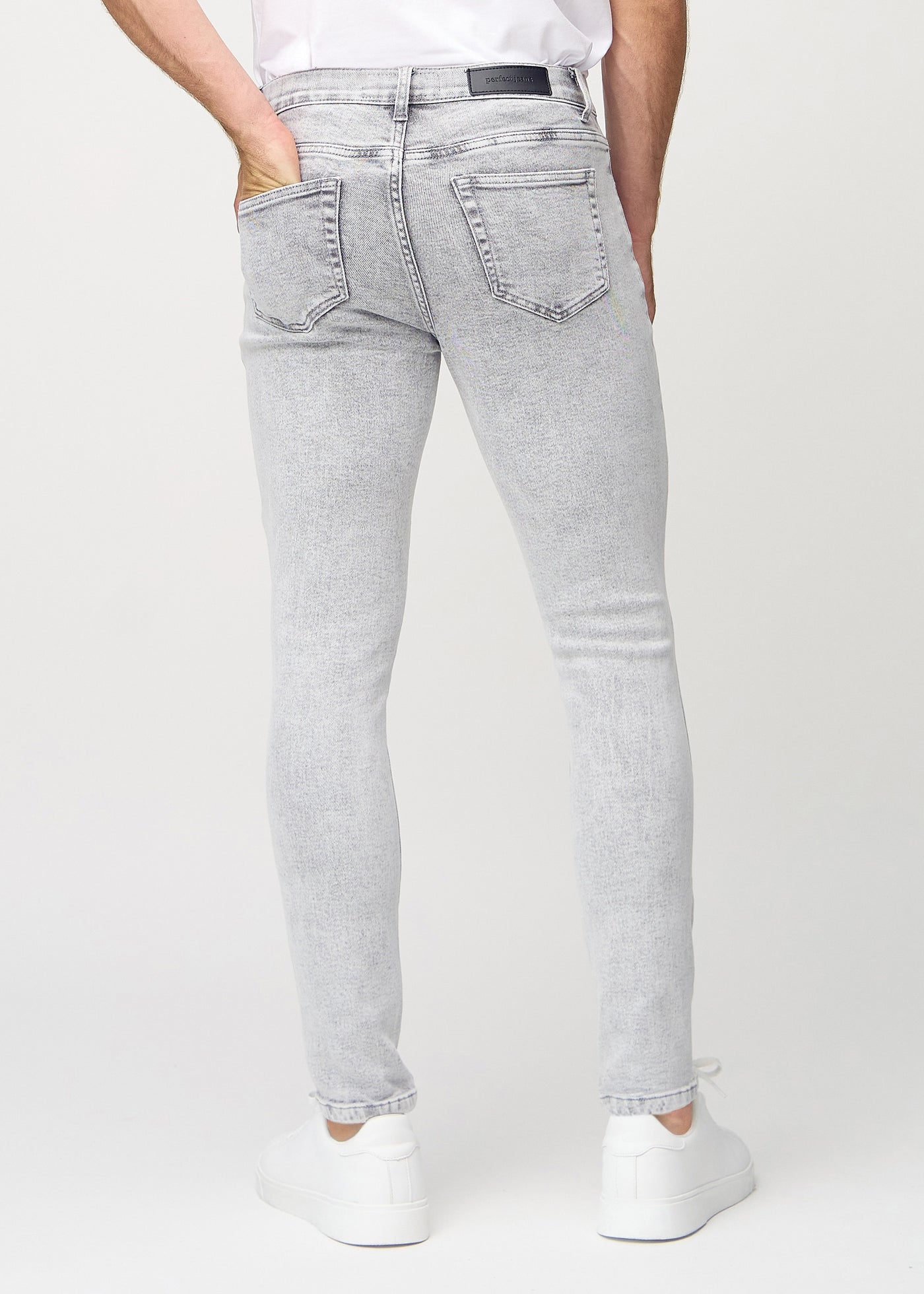 Lysegrå denim slim jeans set bagfra, så man kan se hele produktet.